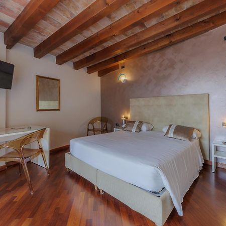 Hotel Degli Oleandri Сирмионе Экстерьер фото