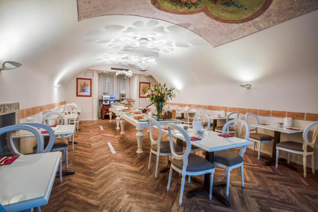 Hotel Degli Oleandri Сирмионе Экстерьер фото