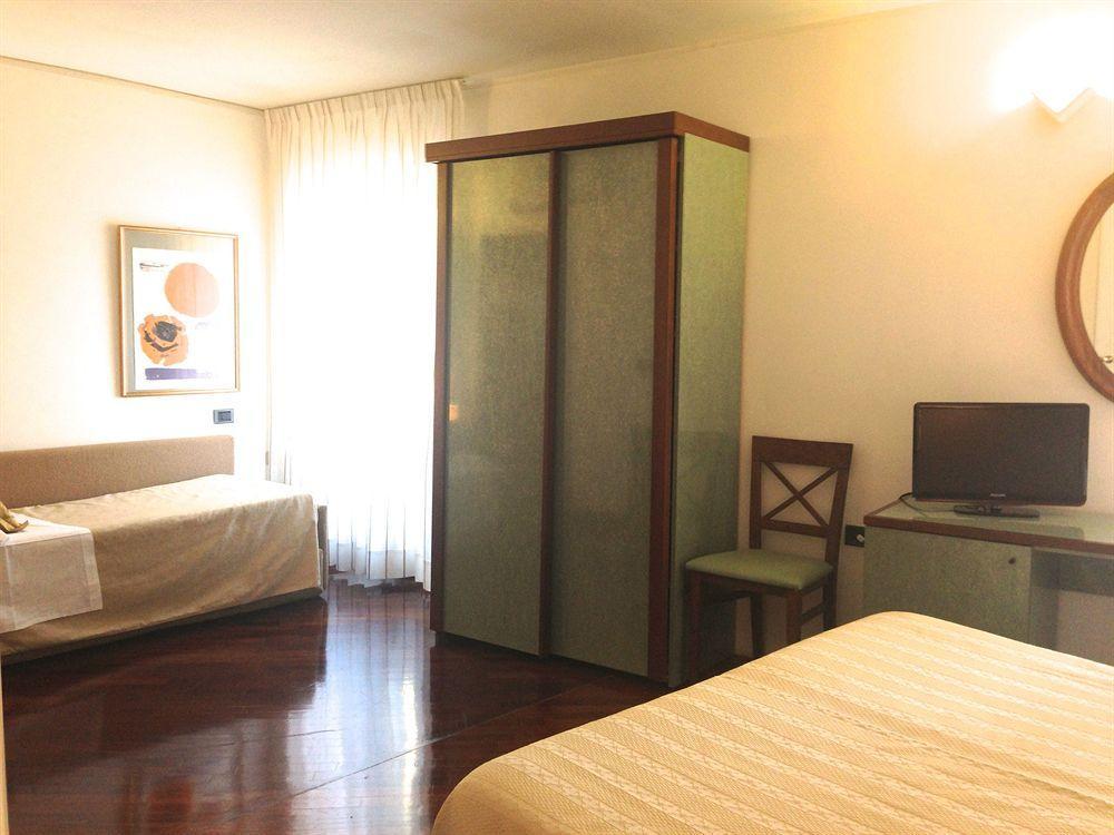 Hotel Degli Oleandri Сирмионе Экстерьер фото