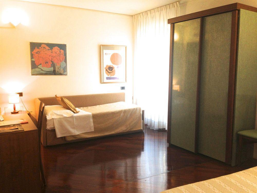 Hotel Degli Oleandri Сирмионе Экстерьер фото