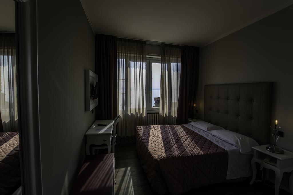 Hotel Degli Oleandri Сирмионе Экстерьер фото